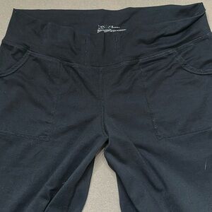 Women’s large Zella wide leg pants with pockets.